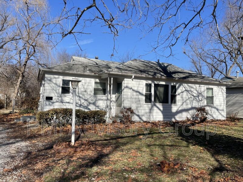 Topeka House: 2424 SW 25th Dr