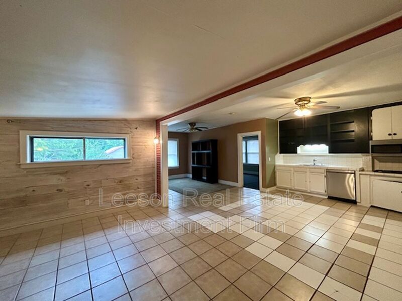 Shreveport House: 1101 College St