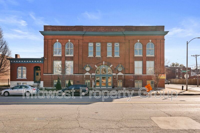 St. Louis House: 4244 Chouteau Avenue