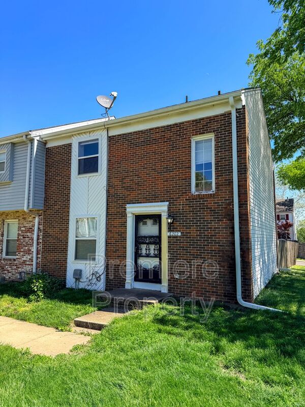 Grandview Townhome: 6202 E 129th St