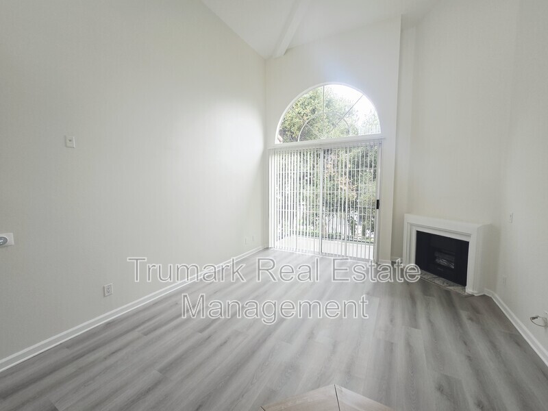 Burbank Condo: 475 E Orange Grove