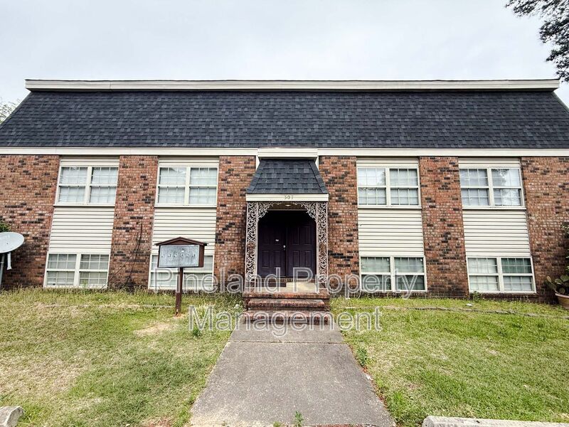 Fayetteville House: 307 Bradford Ave