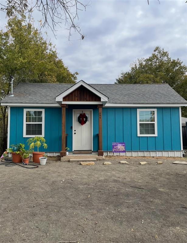 Mart House: 208 North Waco Street