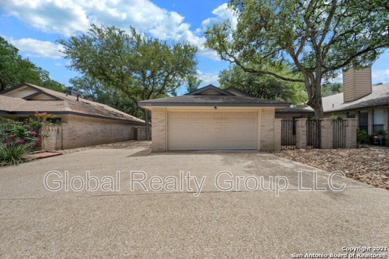 Universal City House: 118 Golden Way