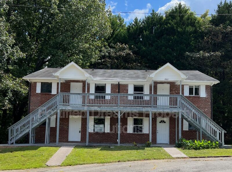 Winston Salem House: 1502 Oakshire Ct