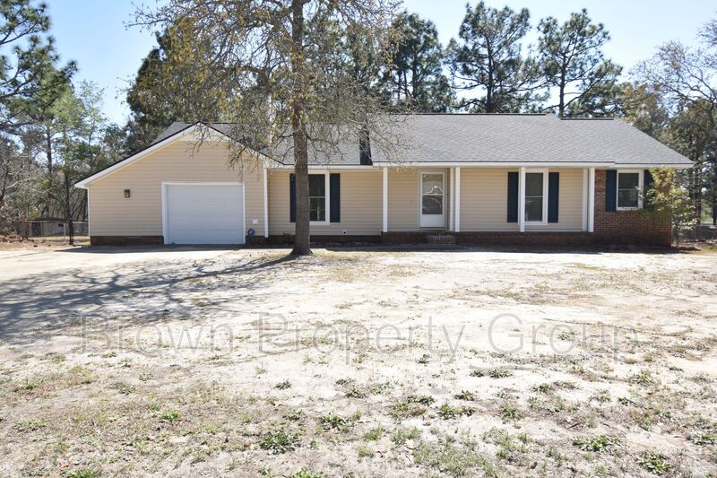 Fayetteville House: 6901 Woodmark Dr