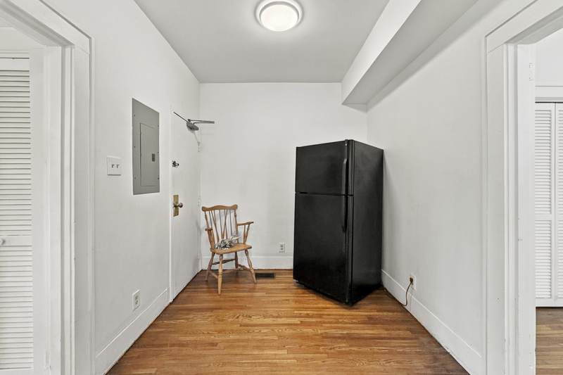 Photograph 6 of 2317 East Magnolia Avenue, 2