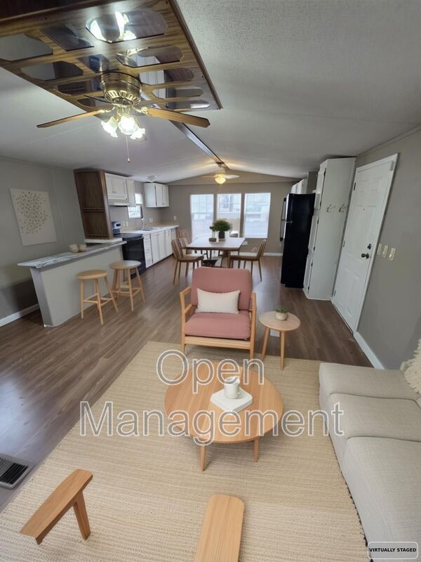 Nixa House: 16 English Village Park