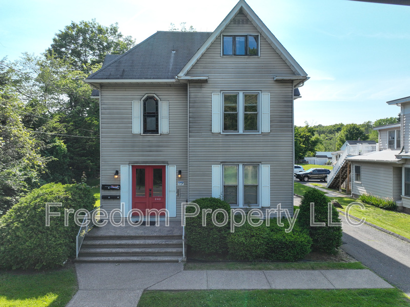 Southington House: 242 North Main Street