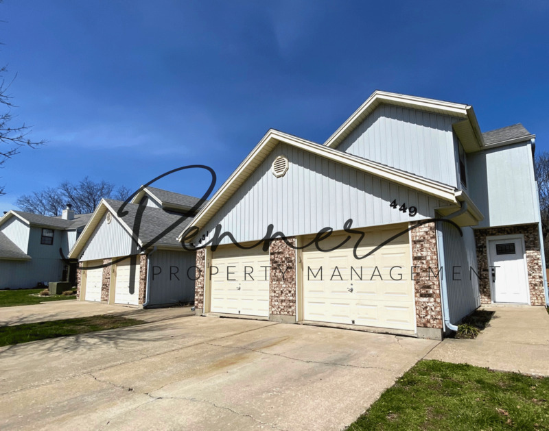 LEE'S SUMMIT House: 449 NE CHURCHILL ST