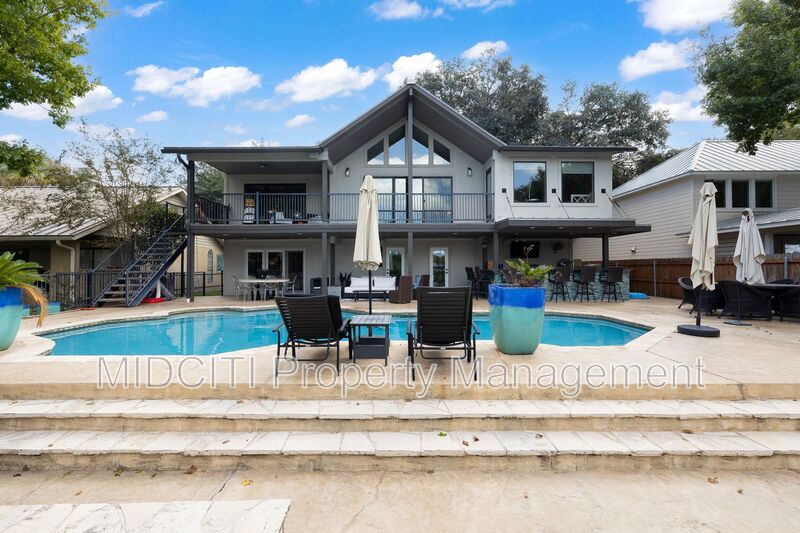 Seguin House: 180 Lake Ridge Dr