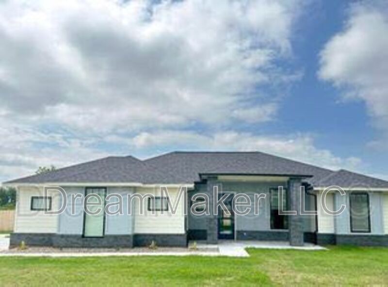 Goldsby House: 900 Apple Blossom Way