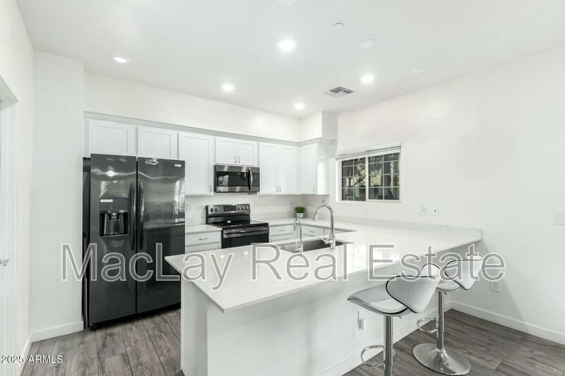 GIlbert Townhome: 1918 E. Bridgeport Pkwy.