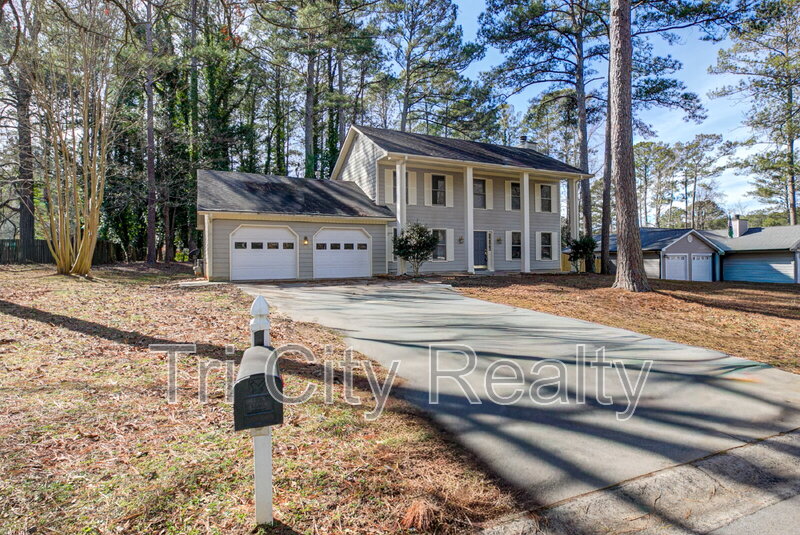 Peachtree City House: 216 Shadowood Lane