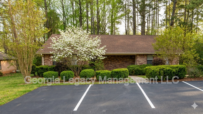 athens House: 106-1 Oak Park Court