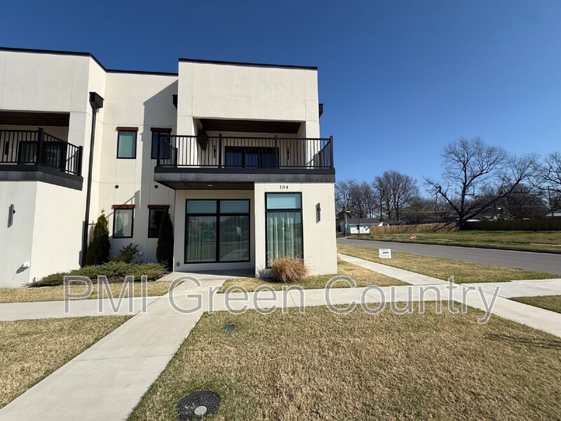 Broken Arrow House: 134 East Elgin Street