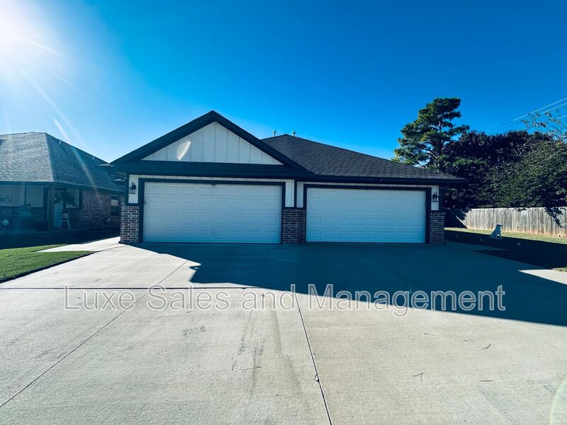 Yukon House: 10924 NW 119th