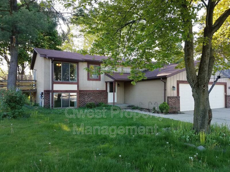 Kentwood Townhome: 5898 Madison Ave SE