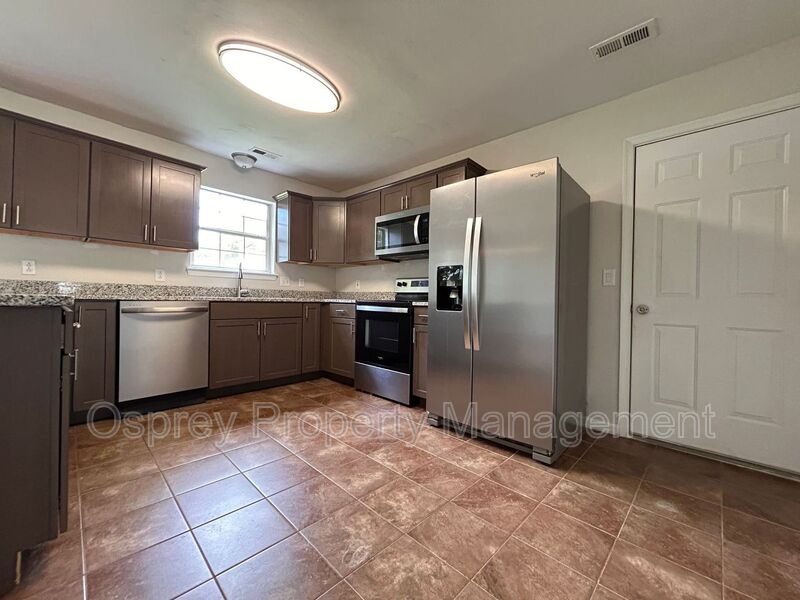 Spacious & Updated 4-Bedroom Gem in the Heart of Chesapeake! – ASK ABOUT OUR ZERO DEPOSIT! - Photo 7