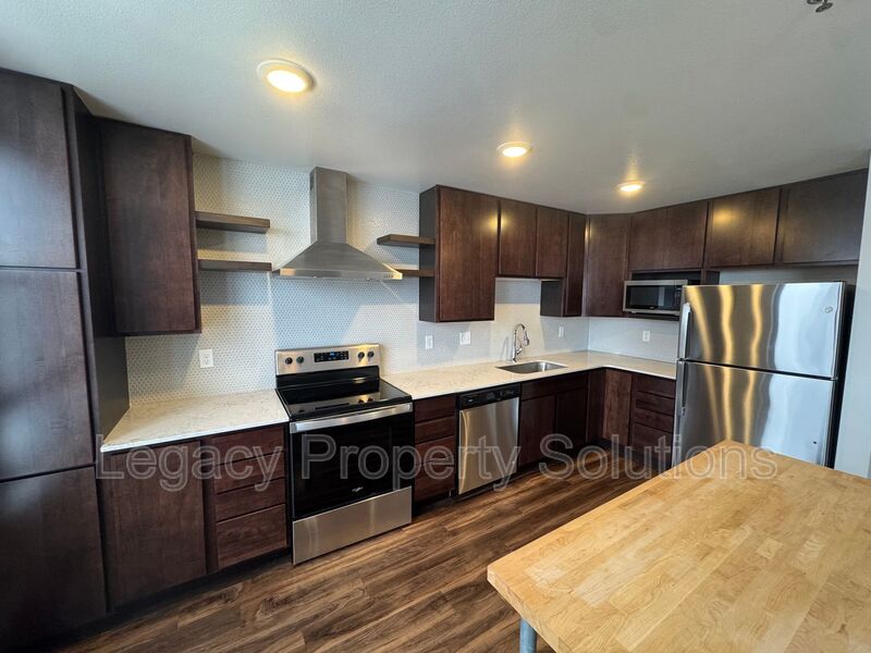 Bismarck House: 208 E Greenfield Ln