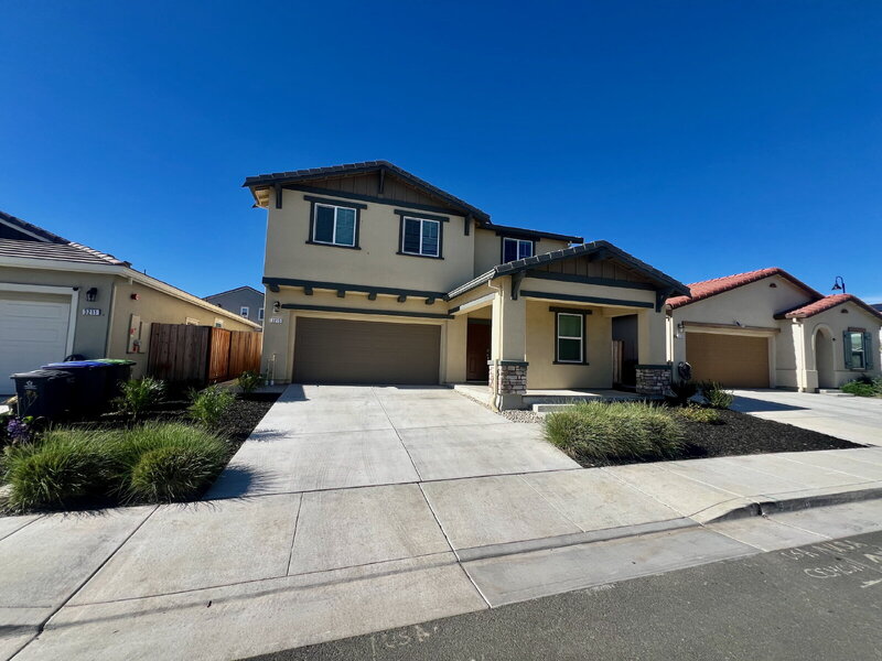 Fairfield House: 3215 Center Dr