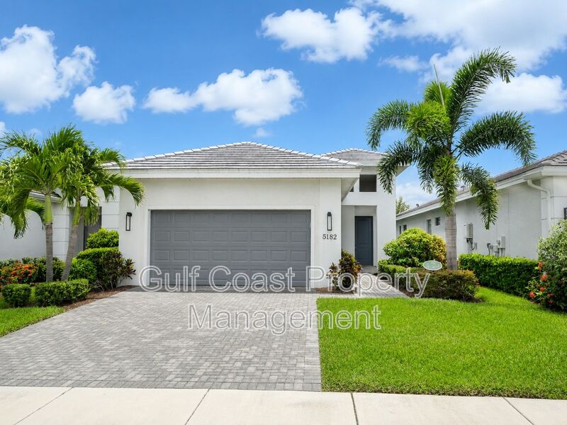 Bradenton House: 5182 Barnett Circle