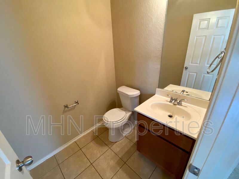 Amazing 3 bed/2.5 bath two story home in Belmont Park with community amenities and Schertz/Cibolo School District! - Photo 16