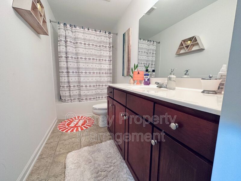 EXQUISITE 3 BEDROOM SINGLE FAMILY HOME WITH RECENTLY UPDATED KITCHEN. ELECTRIC INCLUDED! - Photo 18