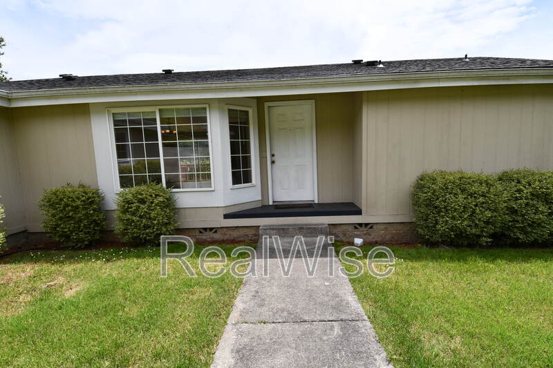 Roseburg House: 2923 NE Denn Ave