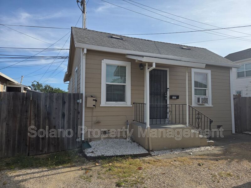 Fairfield House: 721 Broadway St. -