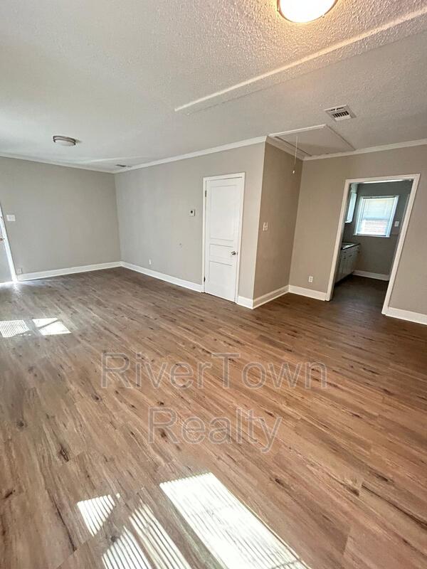 Memphis House: 2144 Henry Cir