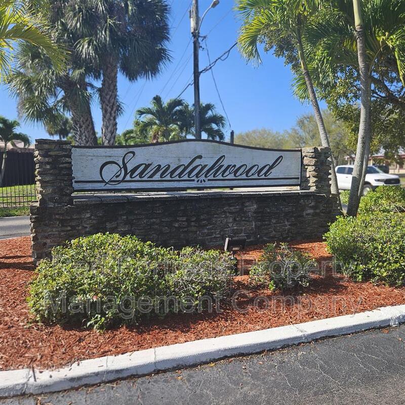 Fort Myers House: 12918 Meadowood Ct