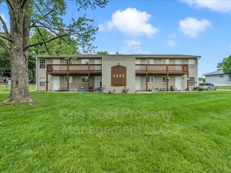 Harrisonville House: 2003 Chateau Dr E