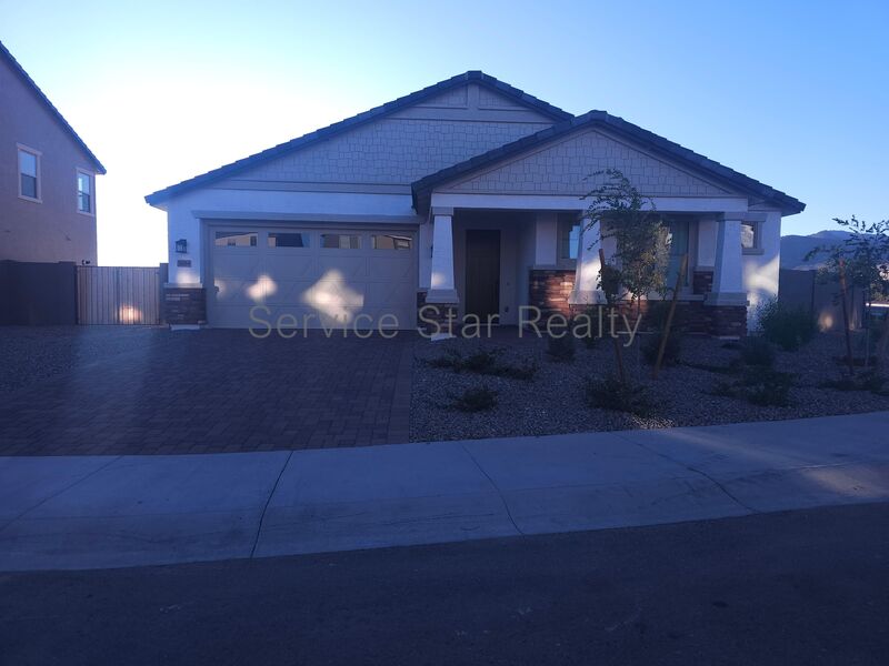 Litchfield Park House: 5884 N 193rd Dr