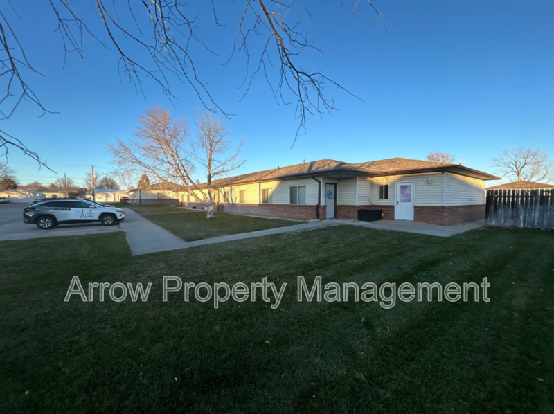 Ogallala House: 305 East N-11