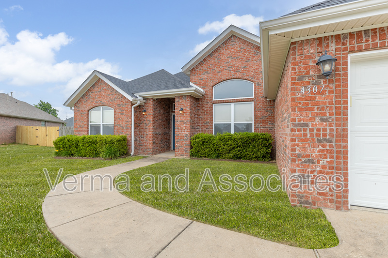 Bentonville House: 4307 SW Fieldstone Blvd