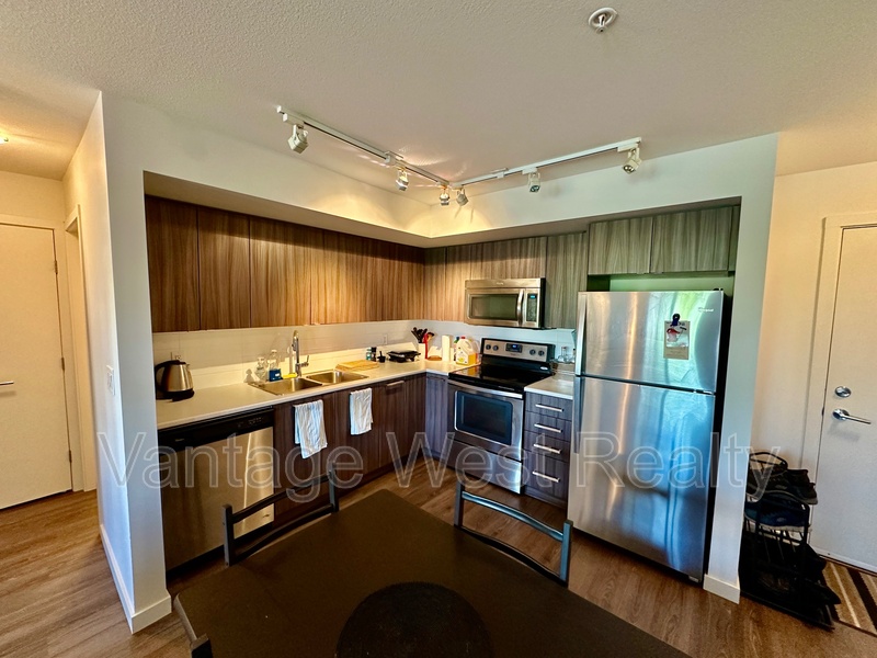 Kelowna Condo: 102-881 Academy Way