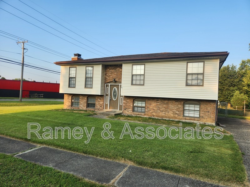 Louisville House: 1700 Cimmaron Trail