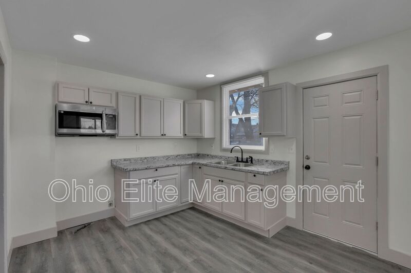 Columbus House: 807 E Deshler Ave