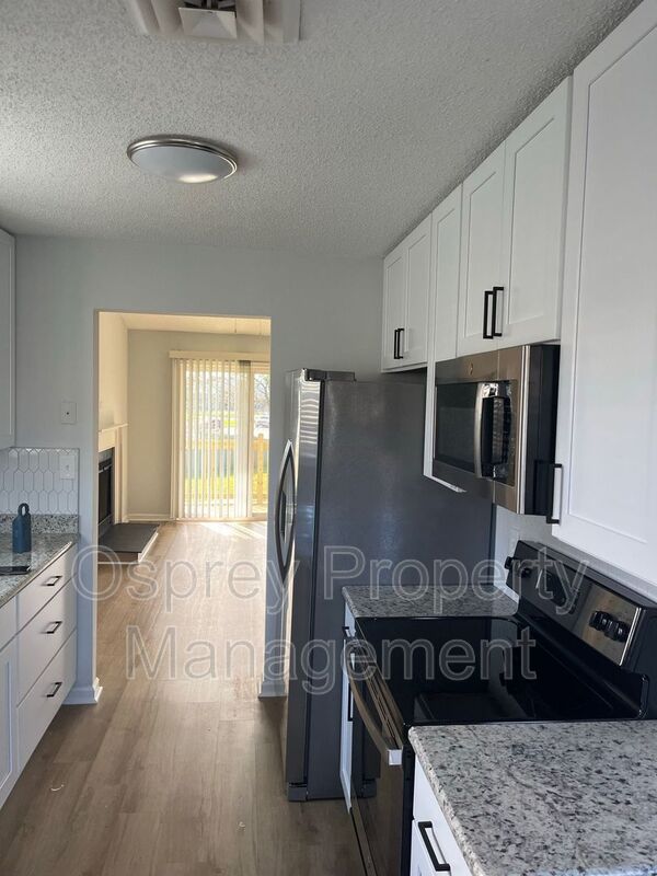 Renovated 2 Bedroom Condo on second floor!! Available Immediately!! - Slider navigation 4