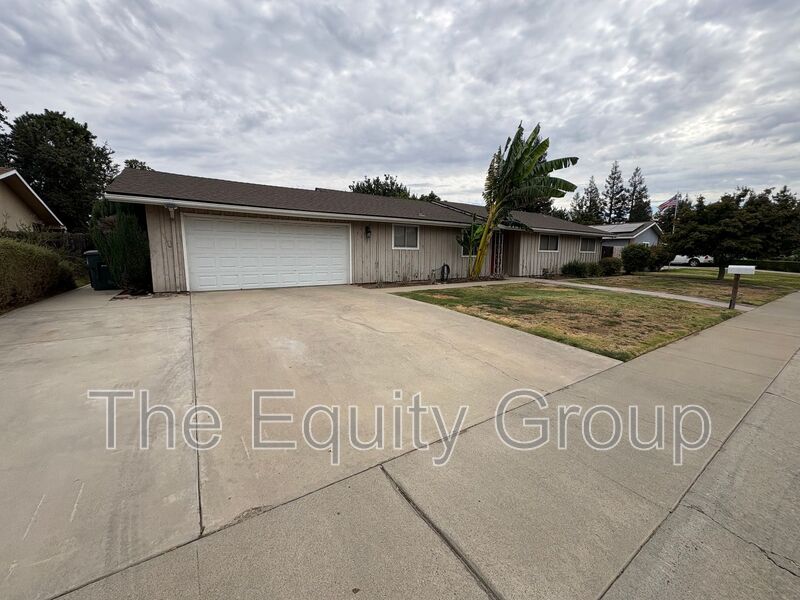 Visalia House: 2232 East Paradise Avenue