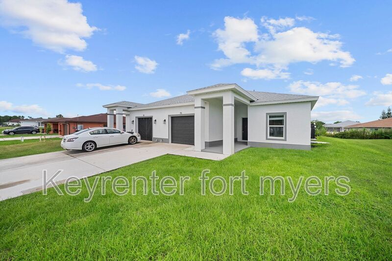 Lehigh Acres House: 713/715 Homer ave S