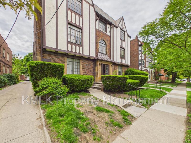Lakewood House: 1352 Kenilworth Ave