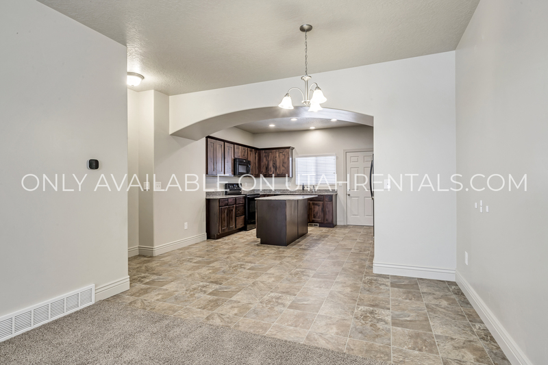 Sandy House: 21 E 8330 S