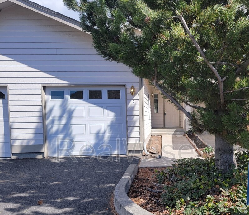 Bend Townhome: 2080 NE Chanel Ct