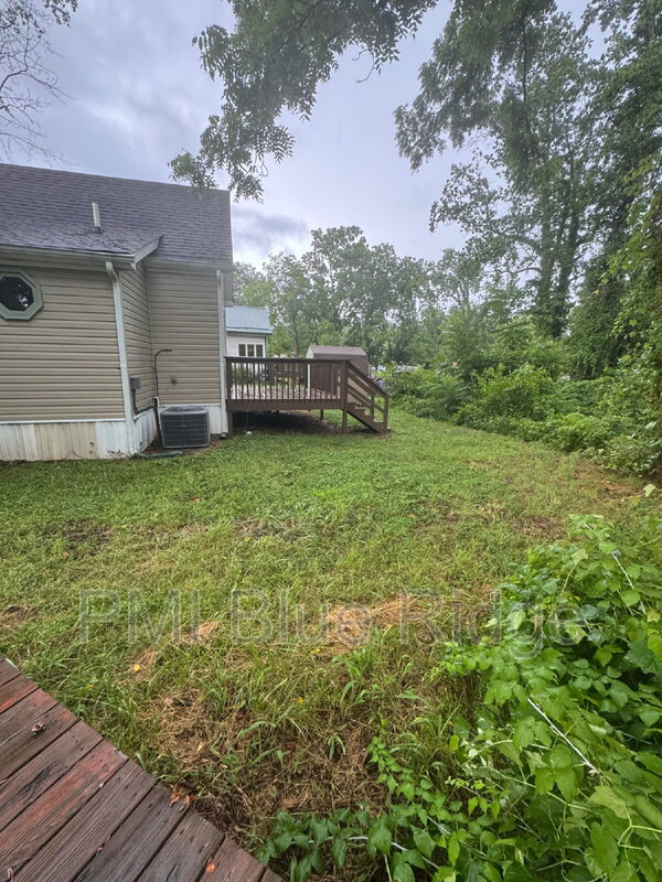 Hendersonville House: 922 1st Avenue West
