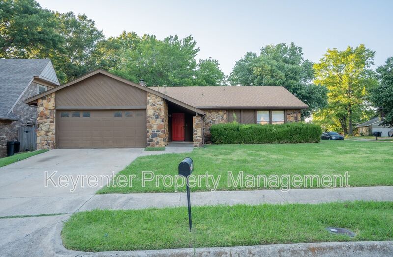 Broken Arrow House: 1100 W Queens St