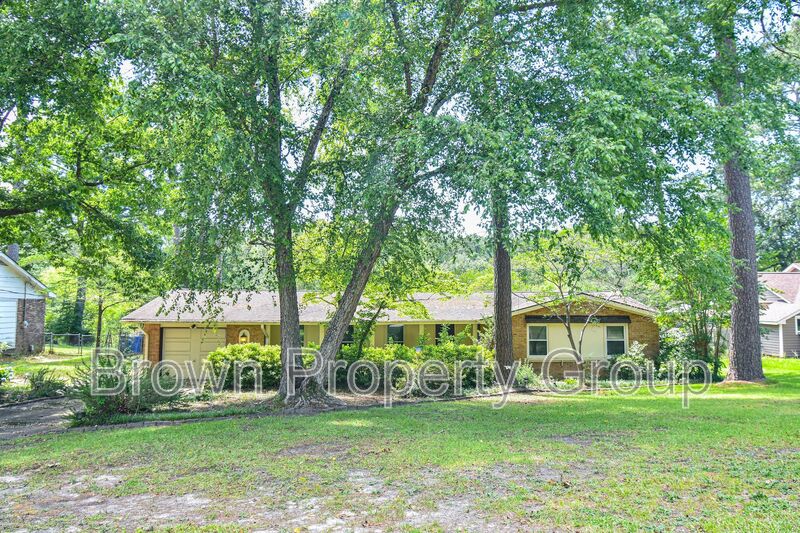 Fayetteville House: 5115 Lake Valley Dr