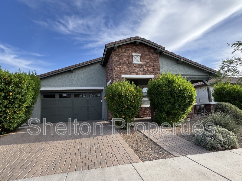 Buckeye House: 20614 W Hillcrest Blvd