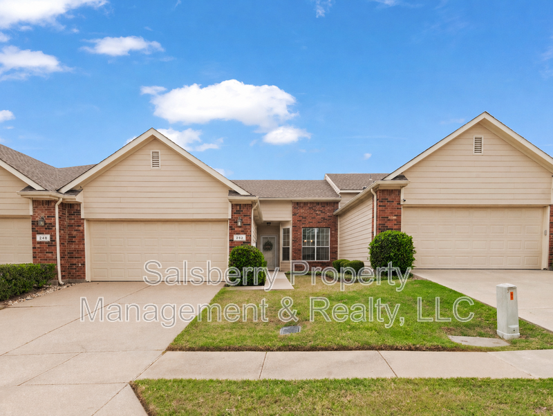 Lewisville House: 252 Heritage Hill Drive